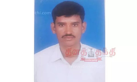 பேரி கார்டு மீது மோட்டார் சைக்கிள் மோதியதில் அரசு ஊழியர் பலி