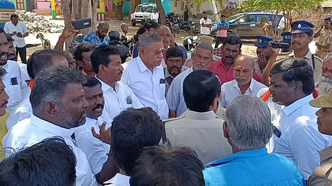 வேம்பாரில் பத்திரகாளியம்மன் கோவில் சுற்றுச்சுவர் கட்டும் விவகாரத்தில் இரு தரப்பினரிடையே சலசலப்பு