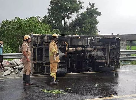 விக்கிரவாண்டி அருகே லாரி கவிழ்ந்து விபத்து; 2 பேர் படுகாயம்