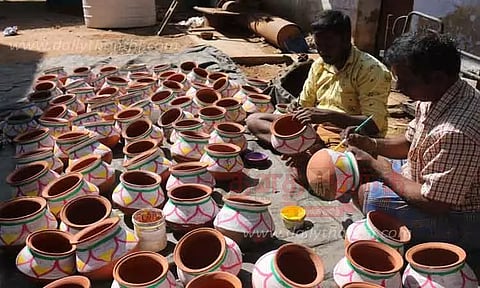 நெல்லையில் இருந்து மலேசியாவுக்கு விமானத்தில் பறக்கும் மண்பானைகள்