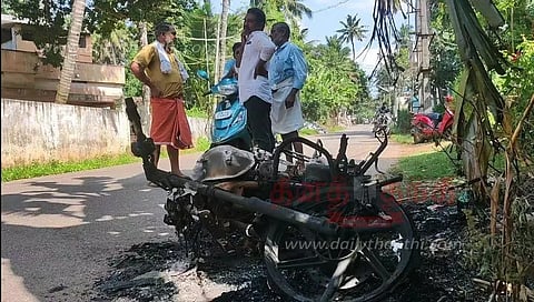 குளச்சல் அருகேமோட்டார் சைக்கிள் தீ வைத்து எரிப்பு