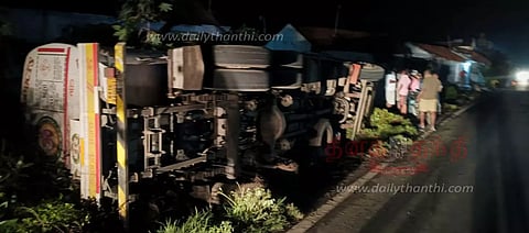 டி.என்.பாளையம் அருகே லாரி கவிழ்ந்து விபத்து