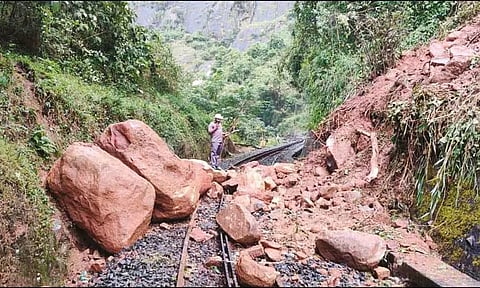 குன்னூரில் 30 செ.மீ. மழை கொட்டி தீர்த்தது: வெள்ளத்தில் வாகனங்கள் அடித்து செல்லப்பட்டன