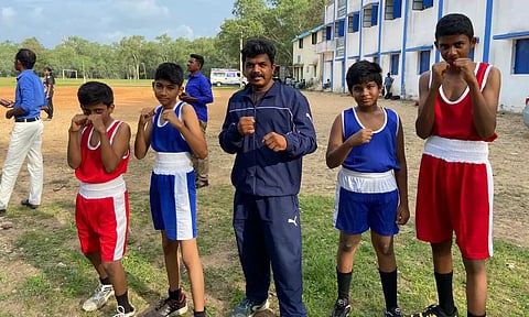 குத்துச்சண்டை போட்டியில் வென்ற மாணவர்களுக்கு பாராட்டு