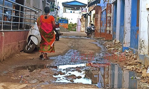சாலையில் வழிந்தோடும் பாதாள சாக்கடை கழிவுநீரால் துர்நாற்றம்