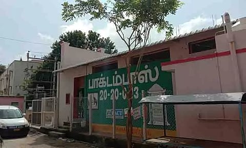 குளித்தலை பகுதியில் பொது இடங்களில் வளர்க்கப்படும் மரங்களை வெட்டும் அவலம்