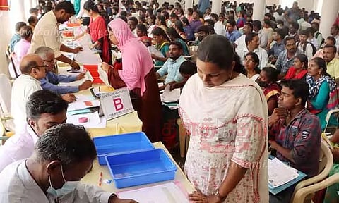 சேலம் மாவட்டத்தில் ரேஷன் கடை விற்பனையாளர் பணிக்கு நேர்காணல் தொடங்கியது ஏராளமான பட்டதாரிகள் ஆர்வமுடன் பங்கேற்பு