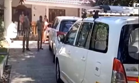 நடிகர் பிருத்விராஜ் வீட்டில் திடீர் ரெய்டு - ஆவணங்களை அள்ளிச்சென்ற அதிகாரிகள்