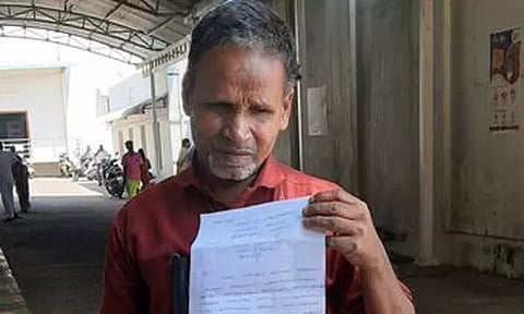 பஸ் வசதி இல்லாத கிராமத்துக்கு பணிமாறுதல்: சமையலராக பணிபுரியும் மனைவியை சொந்த ஊருக்கு இடமாற்றம் செய்யவேண்டும் கலெக்டரிடம், பார்வையற்ற மாற்றுத்திறனாளி மனு