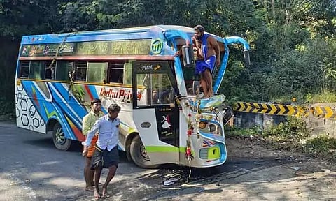 மரத்தில் வேன் மோதி அய்யப்ப பக்தர்கள் 6 பேர் படுகாயம்