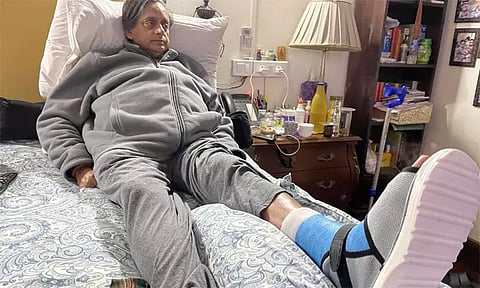 நாடாளுமன்றத்தில் வழுக்கி விழுந்தார் சசி தரூர் வலியால் அவதி