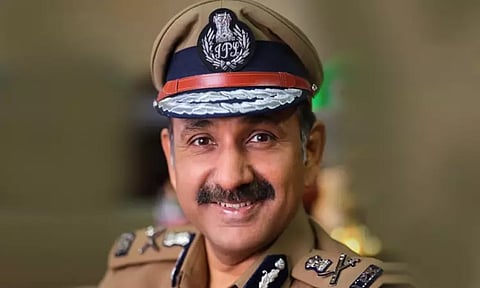 பணி நேரத்தில் போலீசார் செல்போன் பயன்படுத்தக்கூடாது - ஆவடி போலீஸ் கமிஷனர் எச்சரிக்கை