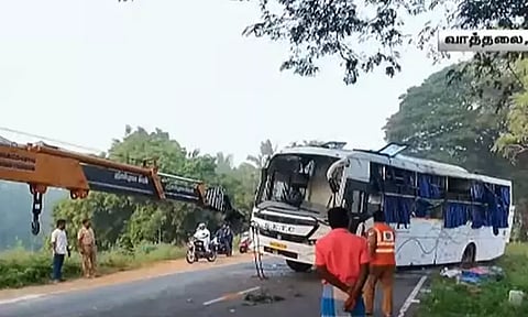 திருச்சியில் அரசு சொகுசு பஸ் சாலையோர பள்ளத்தில் கவிழ்ந்து விபத்து - 20 பேர் படுகாயம்