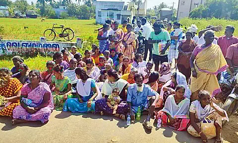 குடியிருப்பு பகுதியில் குப்பை கொட்ட எதிர்ப்பு தெரிவித்து பொதுமக்கள் சாலை மறியல்