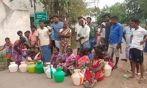 கருவேப்பிலங்குறிச்சி அருகே காலி குடங்களுடன் பொதுமக்கள் சாலை மறியல்