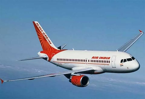 விமானத்தில் நாயை ஏற்ற மறுப்பு; பயணத்தை ரத்து செய்த தனியார் நிறுவன அதிகாரி