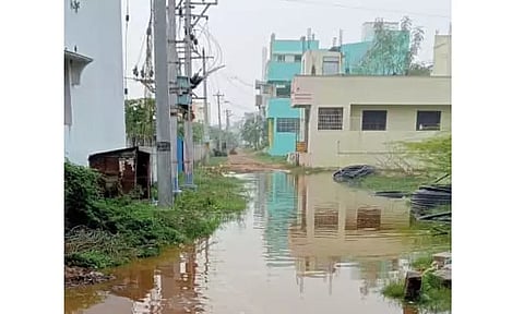 கள்ளக்குறிச்சி சித்தேரி கரை உடைந்தது