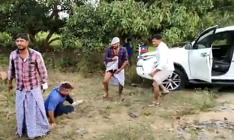 மணல் கொள்ளை குறித்து சுவரொட்டி ஒட்டிய விவகாரம்: இருதரப்பினரிடையே மோதல்; ஊராட்சி மன்ற தலைவர் உள்பட 2 பேர் கைது செஞ்சி அருகே பரபரப்பு