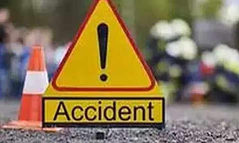 உ.பி: இருசக்கர வாகனம் மீது லாரி மோதிய விபத்தில் 4 பேர் உயிரிழப்பு !