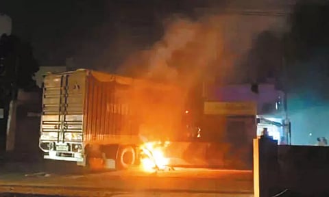 மோட்டார் சைக்கிள்-லாரி மோதல்; விபத்துக்குள்ளான லாரி தீப்பற்றி எரிந்ததால் பரபரப்பு