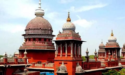 சென்னையில் குப்பை லாரிகளை இயக்கும் நேரத்தை நிர்ணயம் செய்ய முடியாது - ஐகோர்ட் திட்டவட்டம்