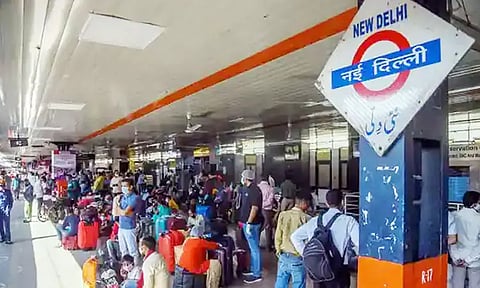 28 பேர்...8 மணி நேரம் 30 நாட்கள்... ரூ2.5 கோடி மோசடி ...! டெல்லியில் ரெயில் நிலையத்தில் கணக்கெடுத்த தமிழக இளைஞர்கள்