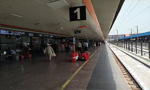 டெல்லியில் 28 தமிழர்களிடம் ரூ.2.5 கோடி மோசடி; வேலை என்ற பெயரில் ரெயில்களை எண்ண விட்ட அவலம்