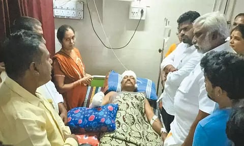 பா.ஜ.க. பிரமுகருக்கு அரிவாள் வெட்டு; திருக்கழுக்குன்றத்தில் கடைகள் அடைப்பு- ஆர்ப்பாட்டம்