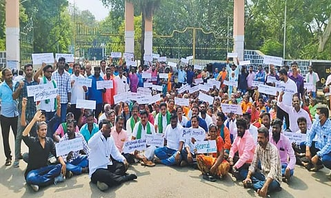 குப்பை கிடங்கு அமைக்க எதிர்ப்பு தெரிவித்து கலெக்டர் அலுவலகத்தை முற்றுகையிட்டு பொதுமக்கள் போராட்டம்