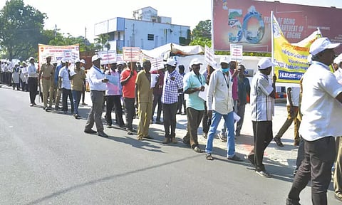 மின் சேமிப்பு குறித்து கல்லூரி மாணவர்கள், மின்வாரிய ஊழியர்கள் விழிப்புணர்வு பேரணி