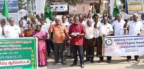 மருத்துவ காப்பீட்டு திட்டத்தை அமல்படுத்தக்கோரி ஊரக வளர்ச்சித்துறை ஓய்வூதியர்கள் ஆர்ப்பாட்டம்