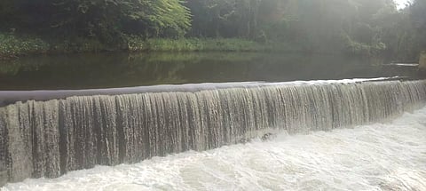 ஆற்று பாலத்தில் பாய்ந்தோடிய தண்ணீர்