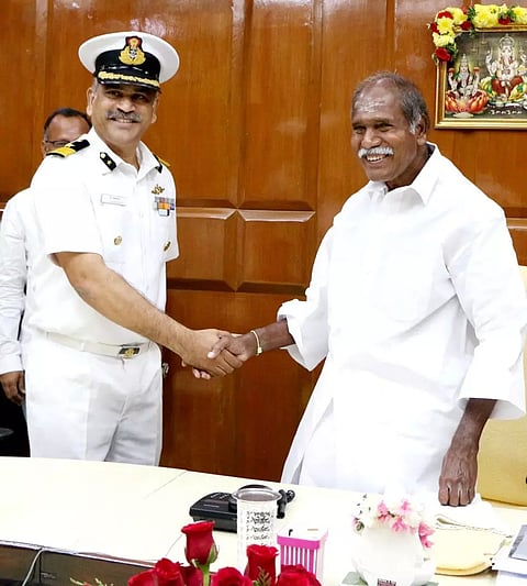 கடலோர காவல்படையின் செயல்பாடு குறித்து ரங்கசாமி ஆலோசனை