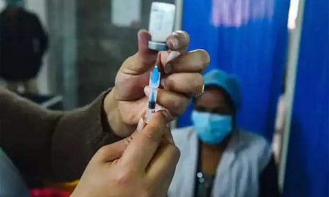 வங்காளதேசத்தில் 4-வது 'டோஸ்' கொரோனா தடுப்பூசி: கர்ப்பிணிகள், முதியவர்களுக்கு செலுத்தப்படுகிறது