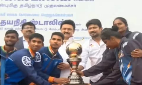 உலக கோப்பை ஹாக்கி போட்டி: முதல்-அமைச்சரிடம் வாழ்த்து பெற்ற வீரர்கள்