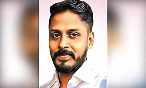 கள்ளக்காதலி குடும்பத்தினர் ரூ.10 லட்சம் கேட்டு மிரட்டல்: தி.மு.க பிரமுகர் தூக்குப்போட்டு தற்கொலை - மனைவி போலீசில் புகார்