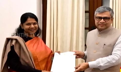 மத்திய மந்திரி அஸ்வினி வைஷ்ணவிடம் திமுக எம்.பி. கனிமொழி நேரில் சென்று கோரிக்கை