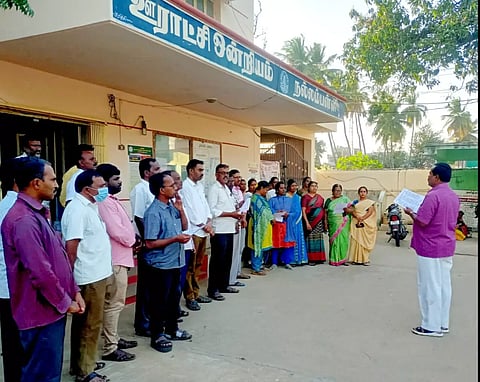 தருமபுரி மாவட்டத்தில் பல்வேறு இடங்களில் ஊரக வளர்ச்சி அலுவலர்கள் ஆர்ப்பாட்டம்