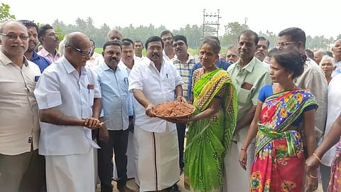 வாய்க்கால் தூர்வாரும் பணி