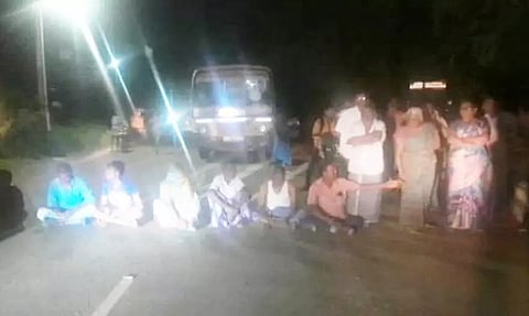 காவிரி கூட்டு குடிநீர் குழாய் பதிப்பு பணிகளை விரைந்து முடிக்க வலியுறுத்தி பொதுமக்கள் சாலை மறியல்