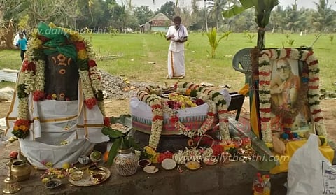 புதருக்குள் கிடந்த 900 ஆண்டுகள் பழமை வாய்ந்த சிவலிங்கத்தை கிராம மக்கள் மீட்டு வழிபாடு