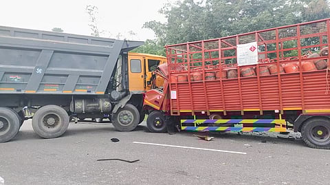 டிரைவர் உடல் நசுங்கி பலி; 2 பேர் படுகாயம்