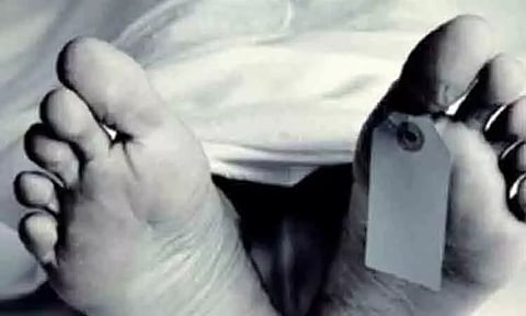 மோட்டார் சைக்கிளில் காரை மோதவிட்டுநடுரோட்டில் வாலிபர் வெட்டிக்கொலை