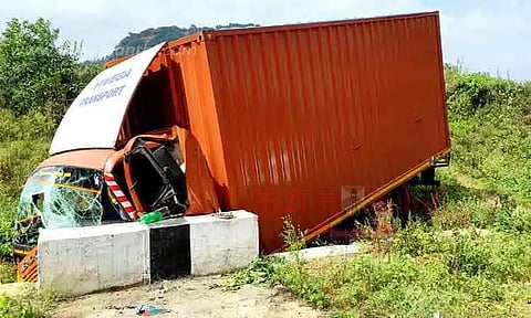 சாலையோர பள்ளத்தில் இறங்கிய லாரி