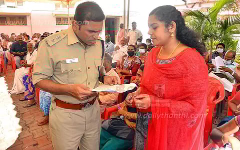 பொதுமக்களிடம் இருந்து புகார் மனுக்கள் வாங்கும் சிறப்பு முகாம்