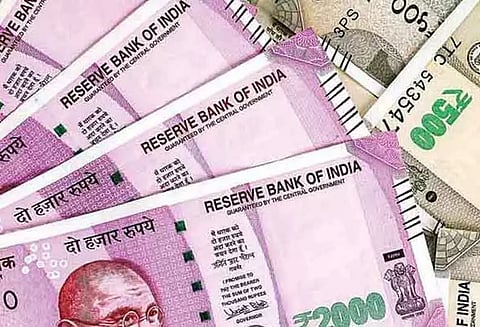 முதியவரை உறவினர் என கூறி பணம் பறிக்க முயன்ற இளம்பெண்