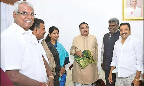 சுங்கச்சாவடி விவகாரம்: கனிமொழி எம்.பி. தலைமையில் போராட்டக்குழுவினர் மத்திய மந்திரியிடம் மனு