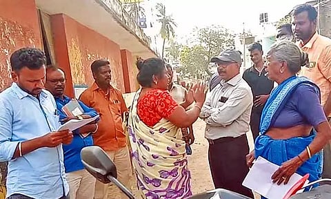 புதிய ரேஷன் கடைக்கு இடத்தை அளவீடு செய்ய எதிர்ப்பு: அதிகாரிகளை முற்றுகையிட்டு பெண்கள் வாக்குவாதம்