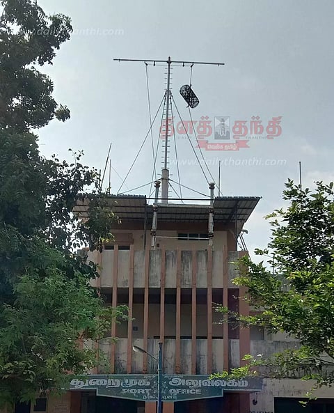 நாகையில், 1-ம் எண் புயல் எச்சரிக்கை கூண்டு ஏற்றம்