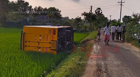 வயலில் சரக்கு வேன் கவிழ்ந்தது